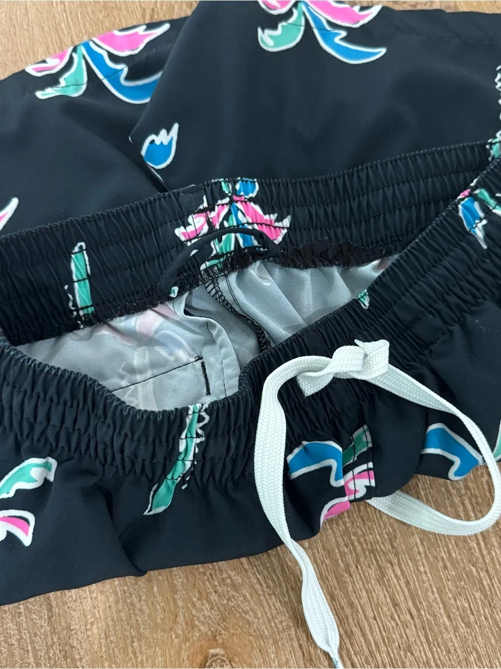 chubbies Black Classic Swim Trunks with Teal Pink and Blue Palm Print YM (10/12)